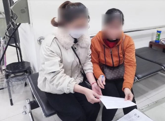 Nữ sinh viên Việt Nam cùng mẹ là lao động bất hợp pháp đến Đội Chuyên cần Đài Trung đầu thú. (Ảnh: Đội Chuyên cần thuộc Sở Di dân Đài Trung)